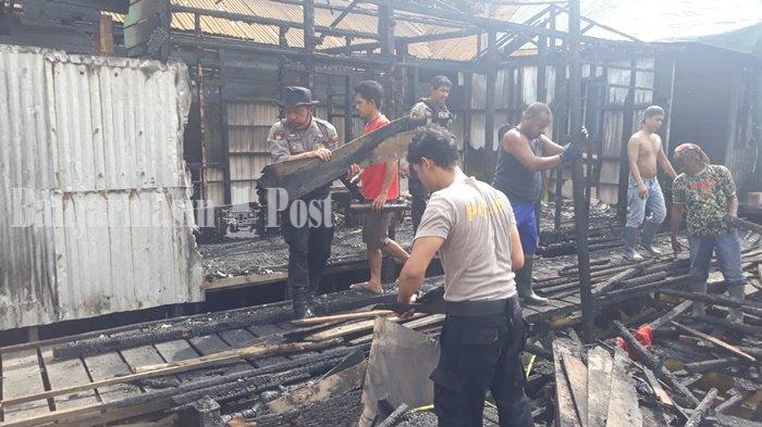 Masyarakat dan Personel Polres Hulu Sungai Utara Gotong-royong Singkirkan Puing Kebakaran