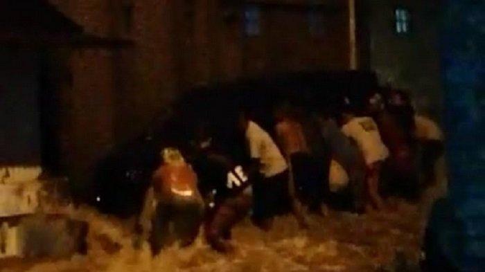 Terseret Banjir, Warga Semarang Ini Tewas di kolong Mobil