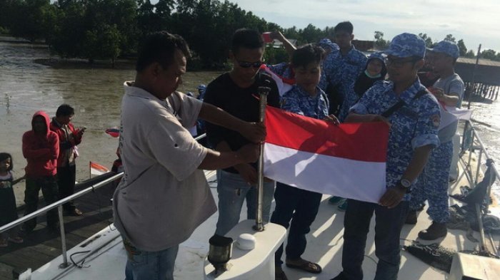 Ratusan Bendera Merah Putih Usang di Perahu Nelayan di Perbatasan Diambil