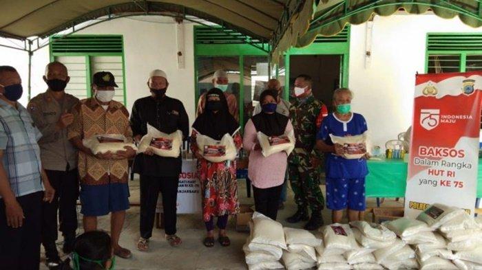 Polres Banjarbaru Salurkan Beras untuk Warga Terdampak Covid-19