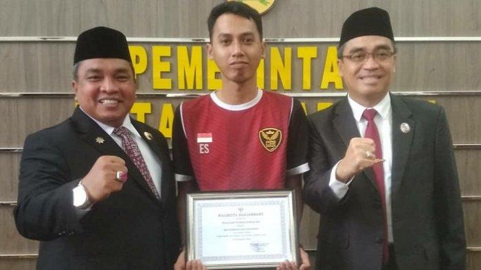 Berkah Piawai Main PES 2019 hingga ke Cina, Eka Sandria Senang Berfoto Bareng Wali Kota Banjarbaru