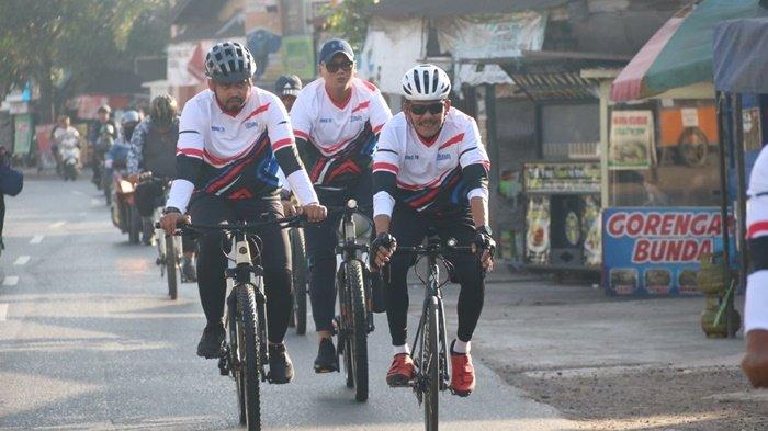 Semarakkan HDKD ke-78, Ratusan Pegawai Kanwil dan UPT Kemenkumham Kalsel Bersepeda dan Jalan Sehat