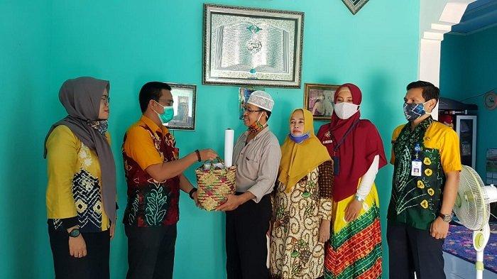 Maknai Hari Jadi, Petinggi Pemkab Tala Anjangsana Berbagi Kebahagiaan dengan Ahli Waris Pendiri Tala