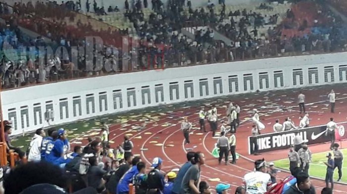 VIDEO Rusuh Setelah Persib U-19 Kalah, Peralatan Stadion Wibawa Mukti Pun Dihancurkan