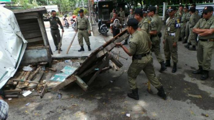 Yani Minta Waktu Kosongkan Gubuknya