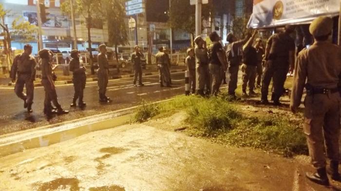 Ditengah Hujan, Satpol PP  Kota Banjarmasin Tetap Menjalankan Tugas Membongkar Reklame