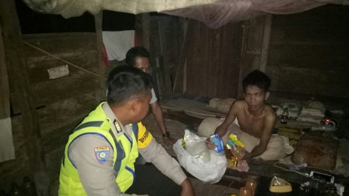 Brigadir Laurensius Datangi Rumah Janda Sambil Bawa Bungkusan, yang Terjadi Bikin Haru
