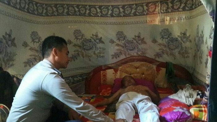 Mengharukan! Bripka Hendra Lakukan Perbuatan Mulia Ini pada Warga yang Sakit