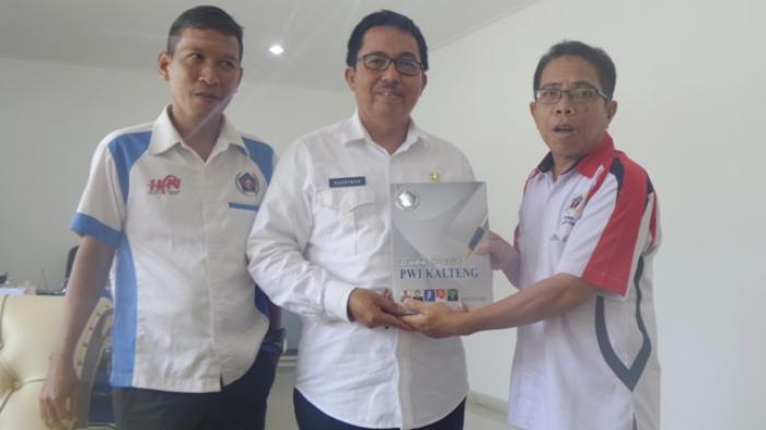 Pengurus PWI Kalteng Jalin Keakraban Dengan Pejabat Baru