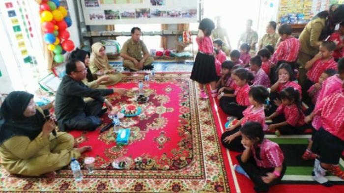 Sefek Mendadak Jadi Guru TK