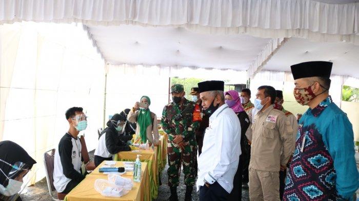 Usai Berikan Hak Pilih, Bupati Banjar Didampingi Isteri Pantau TPS Karang Intan