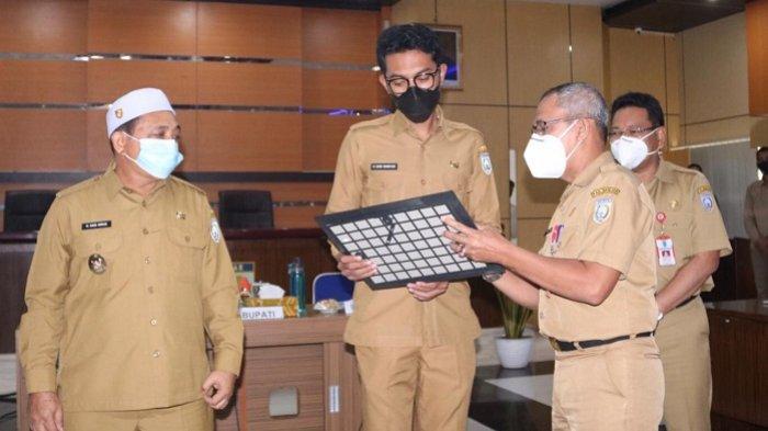 Hari Pertama Kerja, Bupati dan Wabup Banjar Terima KK dan KTP el Terbaru