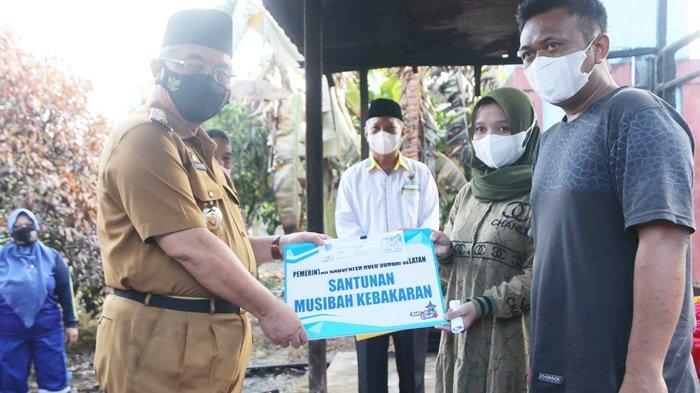 Meringankan Beban Korban Kebakaran, Bupati HSS Achmad Fikry Serahkan Bantuan