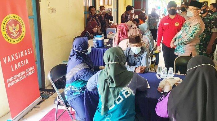 Warga Lansia Ikut Vaksin, Capaian Vaksinasi di Kabupaten HSS Sudah Lebih 70 Persen