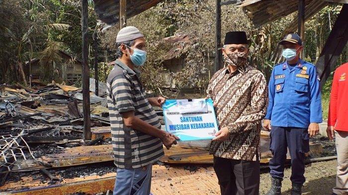 Bupati HSS Achmad Fikry Serahkan Bantuan untuk Korban Kebakaran di Ida Manggala