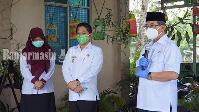 Bupati HSS Lepas Pasien Pulang ke Rumah Setelah Sembuh dari Covid-19