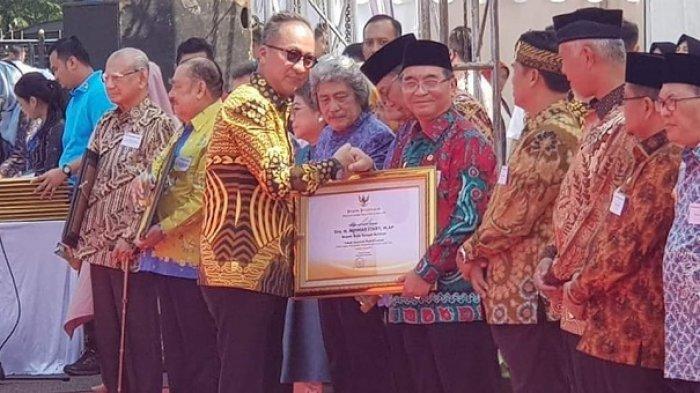 Berikan Perhatian Kepada Lansia, Bupati HSS Raih Penghargaan Tokoh Nasional Peduli Lansia