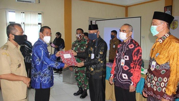 Hadiri Sertijab Pambakal di Labuan Amas Utara dan Barabai, Bupati HST Sampaikan Pesan Ini