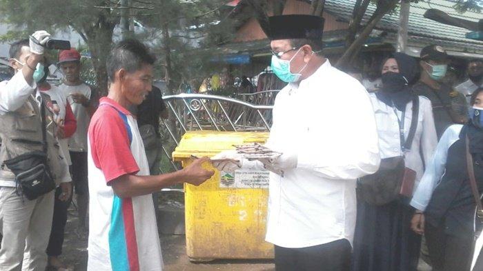 Cegah Penyebaran Covid-19 di Kotabaru, Bupati Bagikan Masker di Pasar Kemakmuran