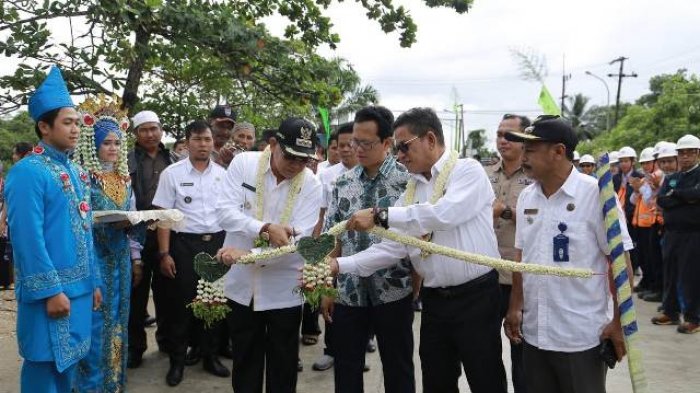 Bupati Sayed Resmikan Jalan Beton di Desa Tarjun Kotabaru