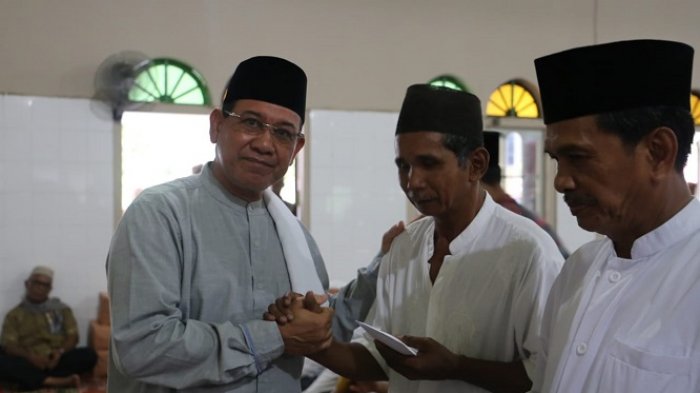 Anak Yatim Kelumpang Hulu Ini Tersenyum Riang saat Bupati Sayed Berikan Ini
