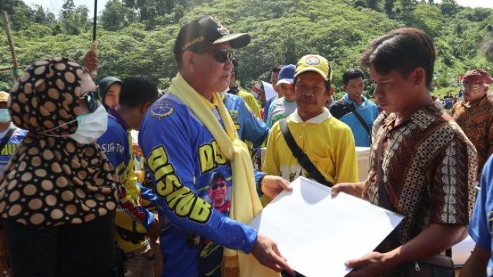 Bupati Sayed Serahkan Bantuan Bedah Rumah, Jumlahnya Rp 20 Juta