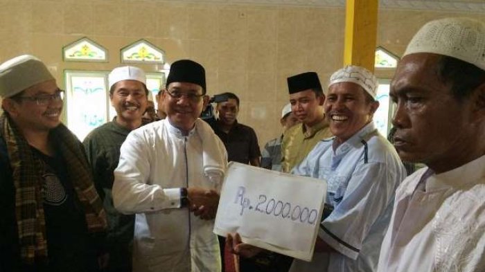Bupati Sayed Kembali Memberikan Bantuan