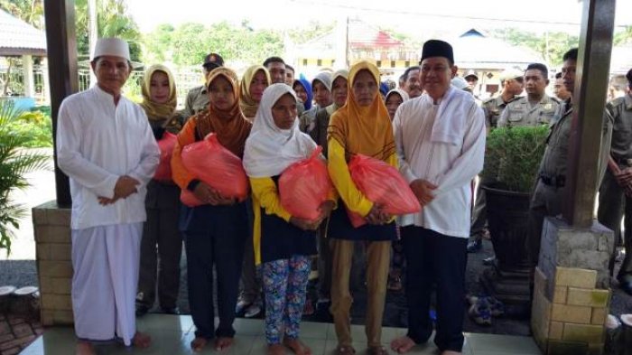 Saat Bagi Sembako, Sayed Janji Naikkan Gaji Honorer