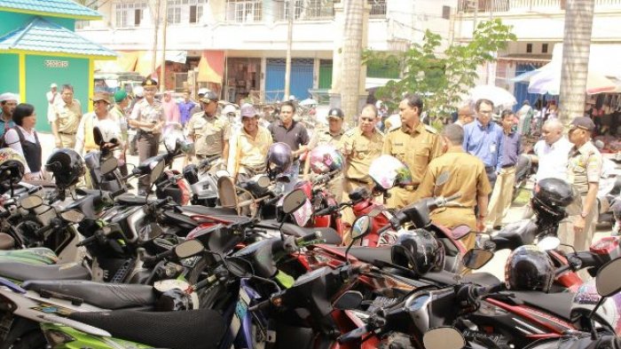 Lihat Parkir Limbur Semrawut, Bupati Kotabaru Langsung Bersikap Tegas