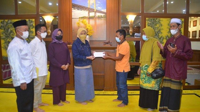 Bantu Operasi Bocah Korban Laka, Bupati Serahkan Bantuan Yayasan Dompet Sedekah Peduli Batola