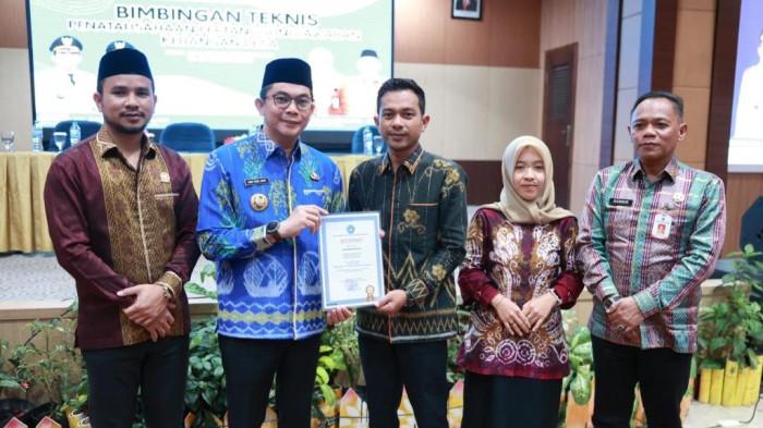 Bupati Andi Rudi Latif Tutup Bimtek Penatausahaan dan Pertanggungjawaban Keuangan Desa Tahun 2025