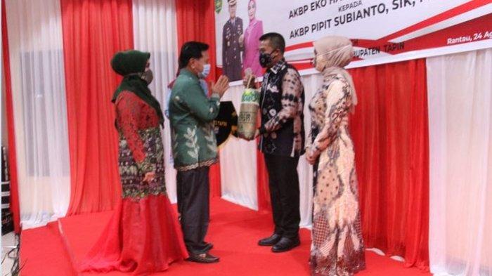 Gelar Ramah Tamah dan Pisah Sambut Kapolres Tapin, Bupati Arifin Arpan Beri Cinderamata