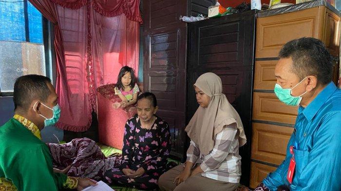 Serahkan BLT, Bupati Sukamta Terenyuh Melihat Kondisi Pendiri Tanahlaut
