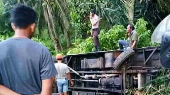 BREAKING NEWS - Bus Rombongan Haul Guru Sekumpul Asal Samarinda Terbalik, Penumpang Berhamburan