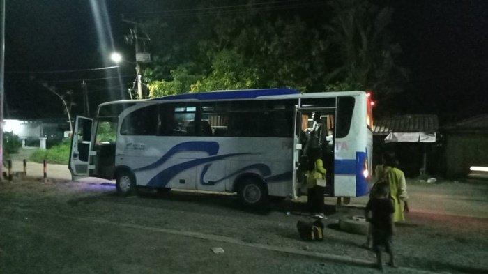 Istirahat di Batu Bini Pasca Kecelakaan di Loksado, Penumpang Bus Lanjutkan Perjalanan ke Kapuas