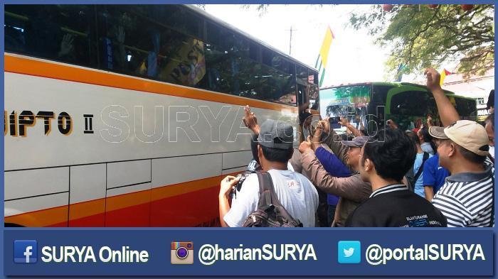 36 Bus Angkut Aremania Bergerak ke Stadion Gelora Bung Karno