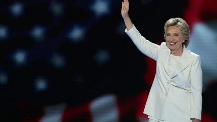 Hillary Clinton Bikin Setelan Putih Kembali Tren