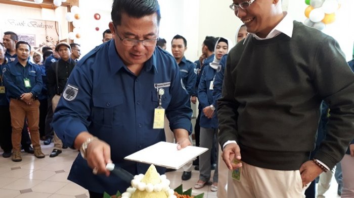 Bank Bukopin Banjarmasin Rayakan HUT dengan Potong Tumpeng