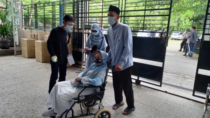 Pilkada Banjarmasin 2020, Usai Nyoblos, Calon Wakil Wali Kota ini Antar sang Ibu ke TPS