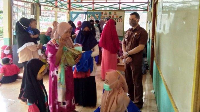 Sambang Desa, Camat Bataguh Kapuas Kalteng Berharap Kegiatan Posyandu Aktif Dilaksanakan