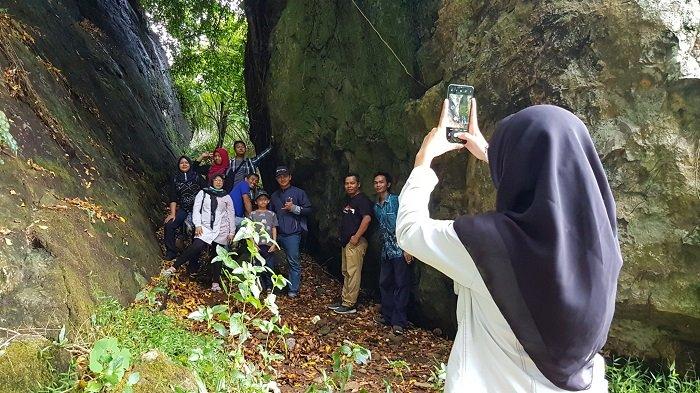 Wisata Kalsel : Lewati Trek Menantang, Puncak Bukit Sanghyang Tanahlaut Berupa Batu Besar yang Luas