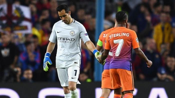 Aksi Konyol Claudio Bravo Jadi Bulan-bulanan di Medsos