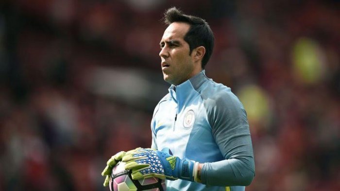 Penampilan Claudio Bravo Dikritik Habis-habisan, Guardiola Pasang Badan