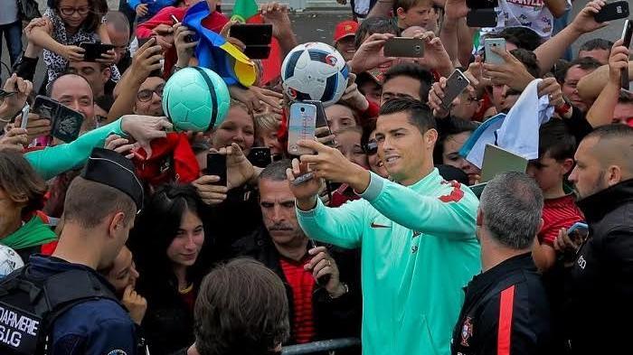 Portugal Vs Wales: Begini Cara Cristiano Ronaldo Senangkan Para Fansnya