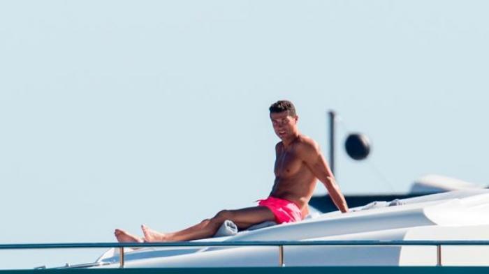 Cristiano Ronaldo Liburan di Ibiza Mengenakan Celana Pink, Messi Pun Tak Mau Kalah