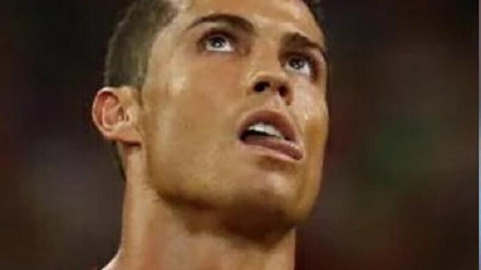 Polandia Vs Portugal: Ada Apa? Kok Ronaldo 'Ngumpet' di Belakang Rekan-rekannya
