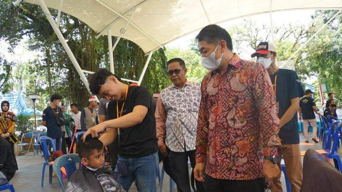 Komunitas Tukang Cukur Se-Banua Enam Gelar Cukur Amal, Wabup HSS : Gerakan Luar Biasa