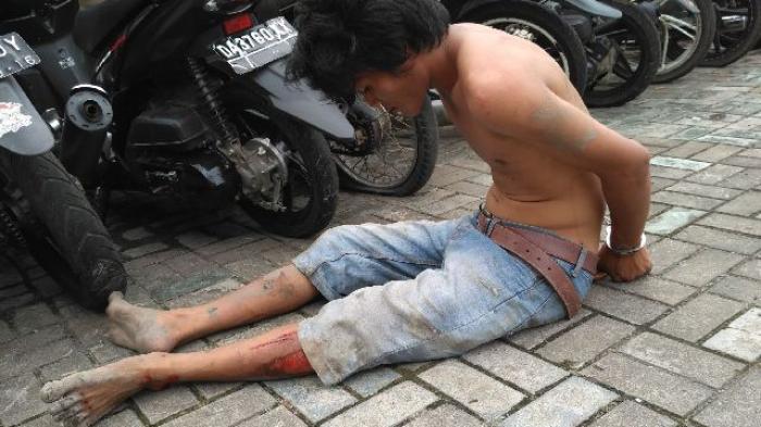 Pencuri Helm Babak Belur Diamuk Warga,