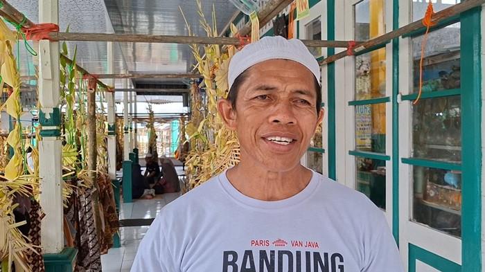 Akhmad Suriansyah, Panitia sekaligus Kepala Desa Banua Halat Kanan, Jumat (5_9_2025). Wisata Kalsel: Baayun Maulid di Tapin, Tradisi Tetuha Pulang Kampung yang Dilestarikan.