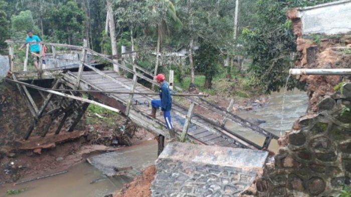 Dampak Banjir, Jembatan Penyebrangan di Rt 4 Gunung Sari, Ambruk